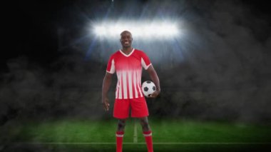 Afrika kökenli Amerikalı erkek futbolcu üzerinden stadyum ve duman animasyonu. Küresel spor ve dijital arayüz kavramı dijital olarak oluşturulmuş video.