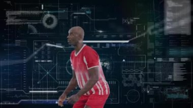 Afro-Amerikan erkek futbolcu üzerinden veri işleme animasyonu. Küresel spor ve dijital arayüz kavramı dijital olarak oluşturulmuş video.