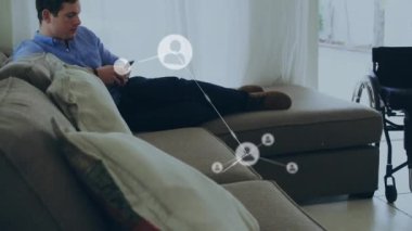 Engelli Cuacasian bir adamın akıllı telefon kullanarak yatakta yatması üzerine kurulan ağ animasyonları. Uluslararası Engelliler Günü konsepti dijital olarak oluşturulmuş video.