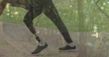 Engelli Afro-Amerikan bir adamın yapay bacak esnemesi üzerine şehir manzarası animasyonu. Uluslararası Engelliler Günü konsepti dijital olarak oluşturulmuş video.