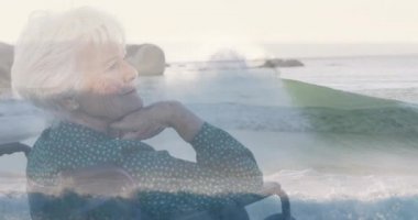 Tekerlekli sandalyede oturan sakat bir kadın üzerinde deniz manzarası canlandırması. Uluslararası Engelliler Günü konsepti dijital olarak oluşturulmuş video.