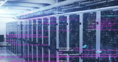 Bilgisayar sunucuları üzerinde matematik denklemleri ve veri işleme animasyonları. Küresel hesaplama, bilim ve veri işleme kavramı dijital olarak oluşturulmuş video.