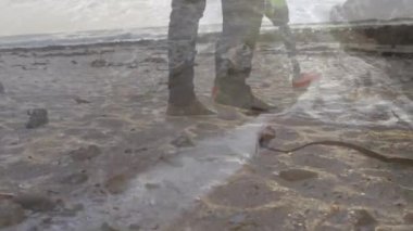 Afrika kökenli Amerikalı erkek ve sakat bacağı olan kadın üzerindeki deniz manzarasının animasyonu. Uluslararası Engelliler Günü konsepti dijital olarak oluşturulmuş video.