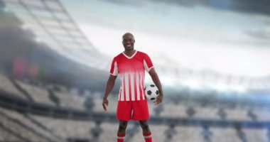 Afro-Amerikan erkek futbolcu yerine stadyum animasyonu. Küresel spor ve dijital arayüz kavramı dijital olarak oluşturulmuş video.