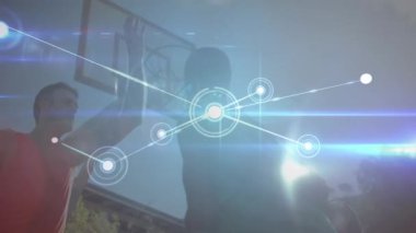 Egzersiz yapan kadınlar üzerindeki bağlantı ağının animasyonu. Dijital arayüz teknolojisi ve ağ konsepti dijital olarak oluşturulmuş video bağlantıları.