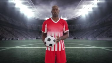Afro-Amerikan erkek futbolcu yerine stadyum animasyonu. Küresel spor ve dijital arayüz kavramı dijital olarak oluşturulmuş video.