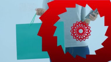 Akıllı telefon kullanan iki ırklı kadın ve şekiller üzerinde veri işleme animasyonu. Küresel iş ve dijital arayüz kavramı dijital olarak oluşturulmuş video.