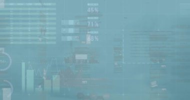 Rüzgar türbinlerinin üzerinde veri işlenen istatistiklerin animasyonu. Küresel çevre, sürdürülebilirlik, iş, finans ve veri işleme kavramı dijital olarak oluşturulmuş video.