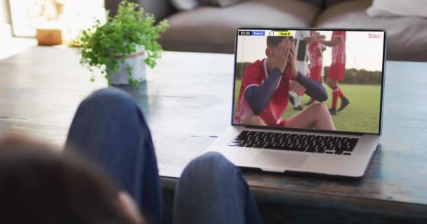 Vídeo Mulher Sentada Sofá Assistindo Futebol Laptop Casa Esportes Competição — Vídeo de Stock