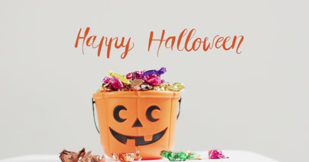 Animación Texto Halloween Sobre Cubo Calabaza Tallada Con Dulces Sobre — Vídeo de stock