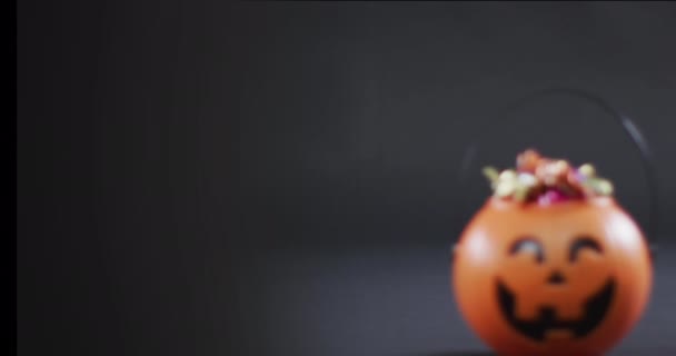 Animação Texto Halloween Sobre Balde Abóbora Esculpida Com Doces Fundo — Vídeo de Stock