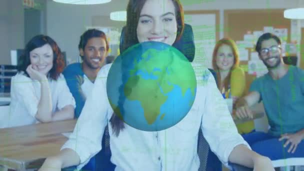 Animace Spinning Globe Zpracování Dat Přes Různé Kancelářské Kolegy Usmívající — Stock video