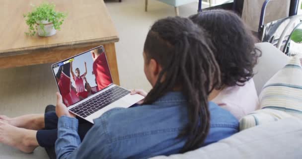 Відео Афроамериканської Пари Сидить Дивані Дивиться Футбол Ноутбуці Вдома Спорт — стокове відео