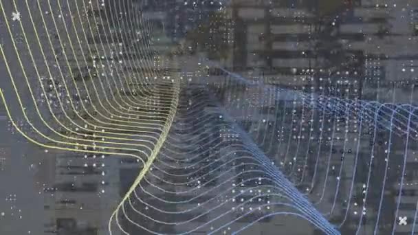 灰色の背景を背景に 線の上のデジタル波や抽象的な形のアニメーション コンピュータ インターフェースとビジネス技術の概念 — ストック動画