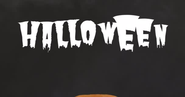Animasi Teks Halloween Atas Labu Berukir Pada Latar Belakang Hitam — Stok Video