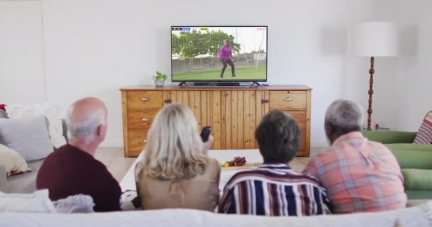 Video Familia Afroamericana Sentada Sofá Viendo Fútbol Casa Deportes Competición — Vídeos de Stock