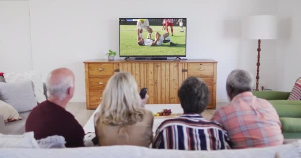 Vídeo Diversos Amigos Mayores Sentados Sofá Viendo Fútbol Casa Deportes — Vídeos de Stock