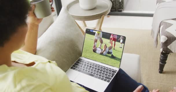 Video Van Biracial Vrouw Zitten Bank Kijken Naar Voetbal Laptop — Stockvideo