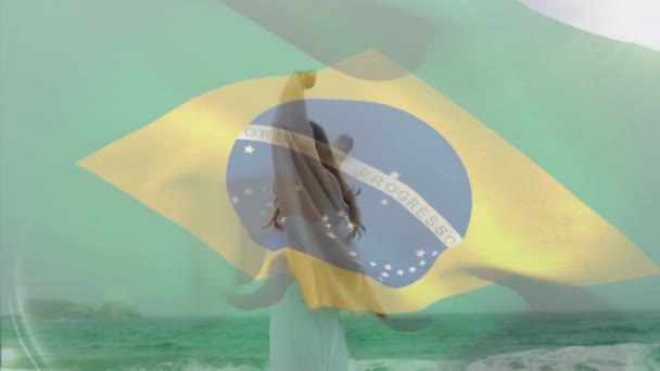 Kompozitní Video Vlnění Brazilské Vlajky Nad Běloškou Která Užívá Pláži — Stock video