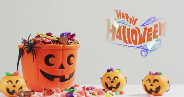 Animation Halloween Tekst Udskåret Græskar Spand Med Slik Grå Baggrund – Stock-video