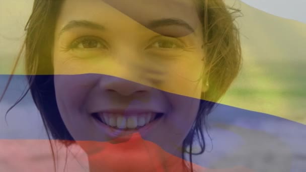 Videoclip Compozit Fluturarea Steagului Columbiei Peste Portretul Unei Femei Caucaziene — Videoclip de stoc