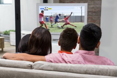 Mutlu aile kanepede televizyon izlerken arka görünümü