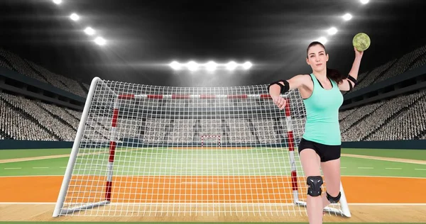 Jogadora Branca Focada Jogando Handebol Enquanto Jogava Estádio Iluminado Espaço — Fotografia de Stock