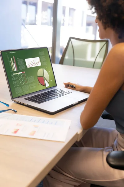 Mulher Biracial Feliz Usando Laptop Com Gráficos Gráficos Tela Interface — Fotografia de Stock