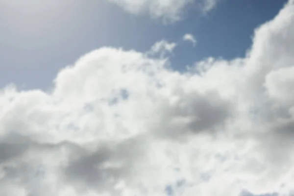 Χαμηλή Γωνία Προβολής Του Λευκού Cloudscape Ενάντια Στον Ουρανό — Φωτογραφία Αρχείου