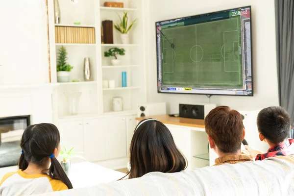 Diverso Grupo Crianças Assistindo Jogo Futebol Juntos Sentados Sofá Futebol — Fotografia de Stock