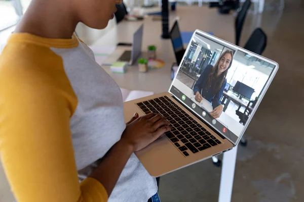 Mittelteil Einer Geschäftsfrau Die Laptop Videoanrufe Mit Einer Kaukasischen Kollegin — Stockfoto
