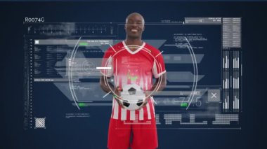 Afro-Amerikan erkek futbolcu üzerinden veri işleme animasyonu. Küresel spor ve dijital arayüz kavramı dijital olarak oluşturulmuş video.