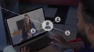 Çift ırklı bir adamın dizüstü bilgisayarında görüntülü konuşma yapan profilli simgelerin oluşturduğu bir ağ animasyonu. Küresel ağ ve iş teknolojisi kavramı