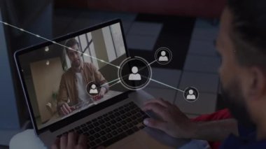 Çift ırklı bir adamın dizüstü bilgisayarında görüntülü konuşma yapan profilli simgelerin oluşturduğu bir ağ animasyonu. Küresel ağ ve iş teknolojisi kavramı