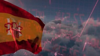 Bulutlar ve İspanya bayrağı üzerinde veri işleme animasyonu. Küresel iş, finans ve dijital arayüz kavramı dijital olarak oluşturulmuş video.