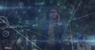 Akıllı telefondan konuşan Afro-Amerikan iş kadını üzerinden bağlantı ağının animasyonu. Küresel ağ ve iş teknolojisi kavramı