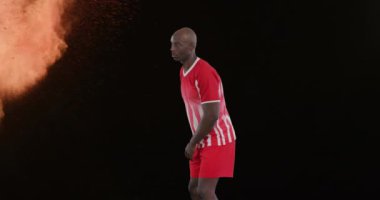 Afrika kökenli Amerikalı erkek futbolcu üzerinden duman izlerinin canlandırılması. Küresel spor ve dijital arayüz kavramı dijital olarak oluşturulmuş video.