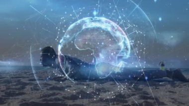 Sahilde şınav çeken Afro-Amerikan formda bir adama karşı dönen dünyanın animasyonu. Spor ve spor teknolojisi kavramı