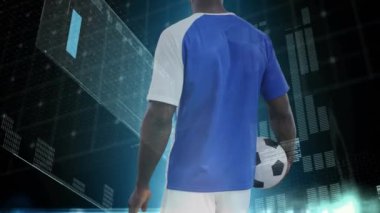 Afro-Amerikan erkek futbolcu üzerinden veri işleme animasyonu. Küresel spor ve dijital arayüz kavramı dijital olarak oluşturulmuş video.
