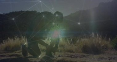 Açık havada ayakkabı bağlayan Afro-Amerikan zinde bir adamın parlayan bağlantılarının animasyonu. Spor ve spor teknolojisi kavramı