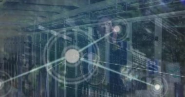 Akıllı telefondan konuşan Afro-Amerikan iş kadını üzerinden bağlantı ağının animasyonu. Küresel ağ ve iş teknolojisi kavramı