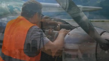 Kafkasyalı mühendisin sosyal medya ikonları üzerinden uçak tamir etmesi. Küresel seyahat, ulaşım ve tatil konsepti dijital olarak oluşturulmuş video.