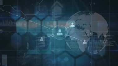 Mavi arkaplanda dönen dünya üzerinde profil simgeleri ve veri işleme ağının animasyonu. Küresel ağ ve iş teknolojisi kavramı