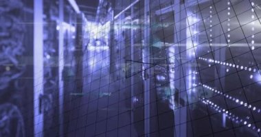 Bilgisayar sunucuları üzerinde matematik denklemleri ve veri işleme animasyonları. Küresel hesaplama, bağlantılar ve veri işleme kavramı dijital olarak oluşturulmuş video.