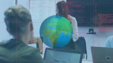 Kafkas bir kadının iş arkadaşlarıyla konuşması üzerine dönen küre ve veri işleme animasyonu. Küresel ağ ve iş teknolojisi kavramı