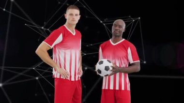 Çeşitli erkek futbol oyuncuları üzerinden bağlantı ağının animasyonu. Küresel spor ve dijital arayüz kavramı dijital olarak oluşturulmuş video.