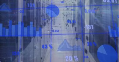 Bilgisayar sunucuları üzerinde istatistik, matematik denklemleri ve veri işleme animasyonları. Küresel hesaplama, veri işleme ve dijital arayüz kavramı dijital olarak oluşturulmuş video.
