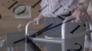 Yürüyen çerçeveli yaşlı beyaz kadın üzerinde hareket eden saatin animasyonu. Uluslararası Engelliler Günü konsepti dijital olarak oluşturulmuş video.