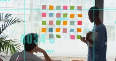 Afrikalı Amerikalı iş arkadaşı ile birlikte engelli beyaz adamın veri işleme animasyonu. Uluslararası Engelliler Günü konsepti dijital olarak oluşturulmuş video.