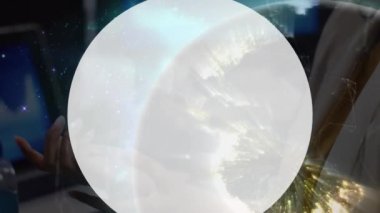 Yüz maskeli Afro-Amerikan bir iş kadını üzerinde veri işleme ve küre animasyonu. Küresel iş ve dijital arayüz kavramı dijital olarak oluşturulmuş video.